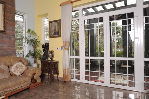 [So sánh] Cửa nhựa lõi thép và cửa nhôm kính